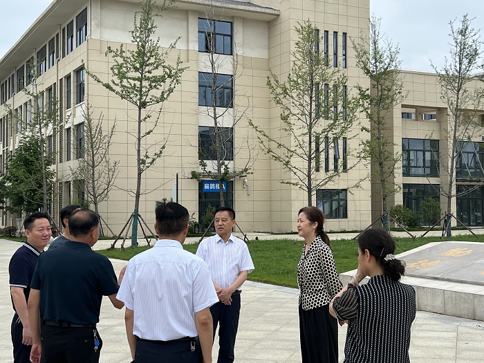 ����Э����ϯ����������ί�����̾�һ��ݰ�ٻ�������ѧУ��չ��ĩ����٣�У԰��ȫ���