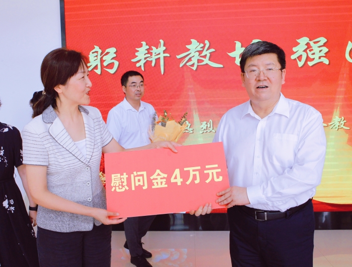 ��ί�������桢���˴�ί�����γ��彭һ��ݰ�ٻ�������ѧУ��չ��ʦ��ο�ʻ