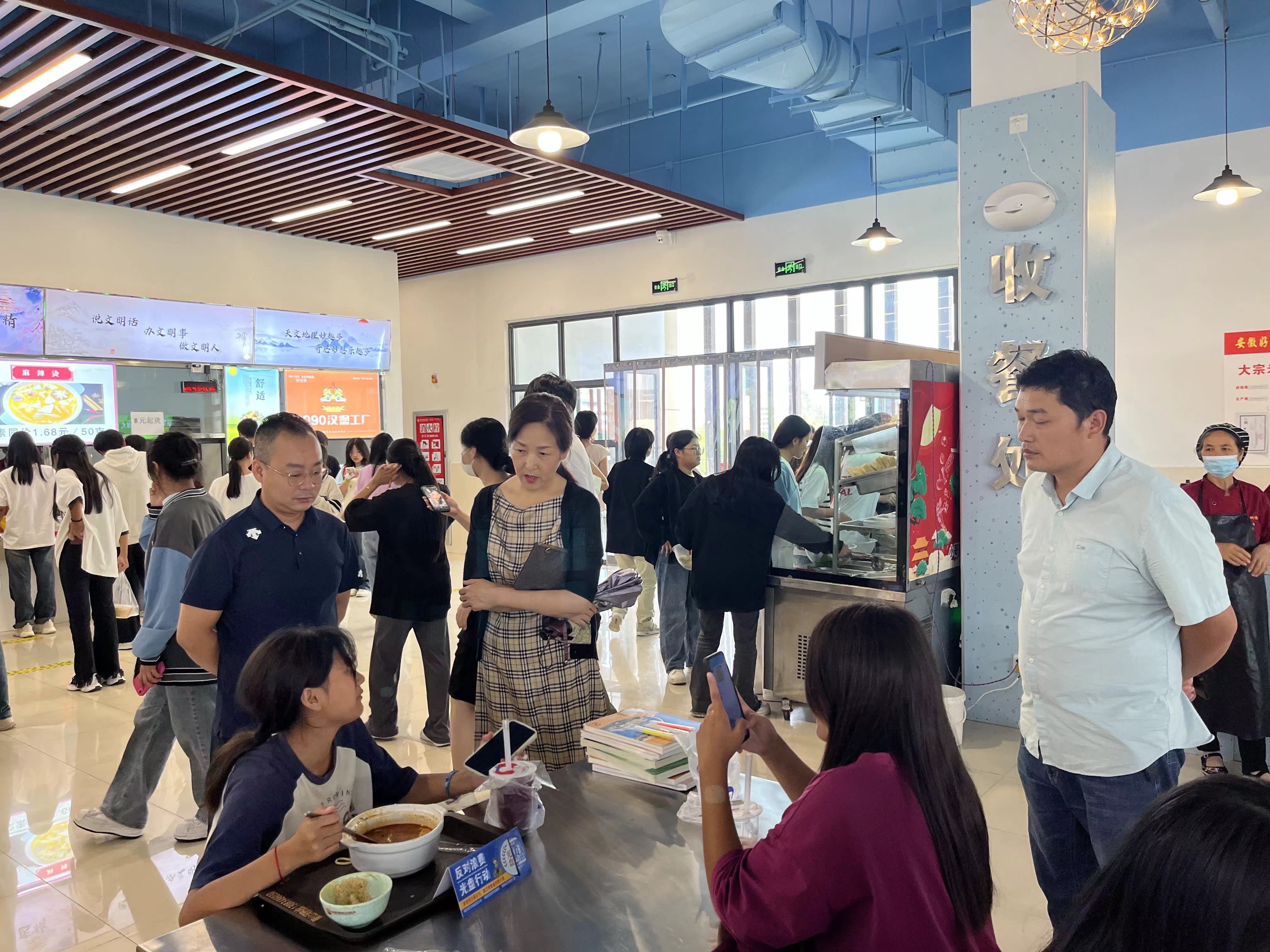 �����������У��ί��ǵ����߷�У԰һ�� ȫ�����ʦ������