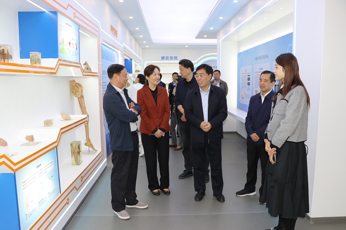 ɽ���˴��쵼һ��ݰ�ٻ�������ѧУ��չר�����