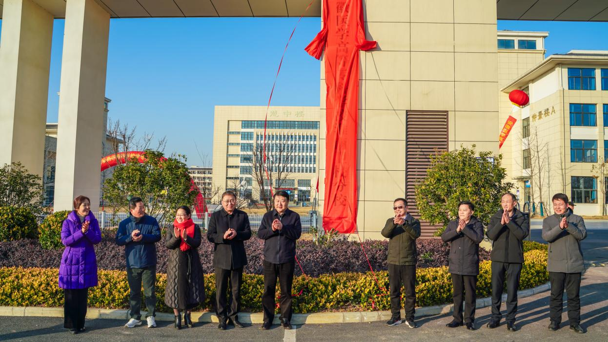 ��У¡�ؾ��а���ҽѧ�ߵ�ר��ѧУ��ר��У������ʽ