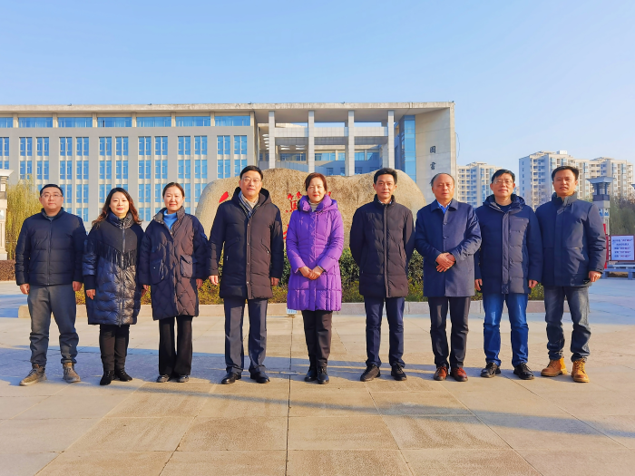 ѧУ��ί��������Ӹ�����ҽҩ�ߵ�ר��ѧУ���н���