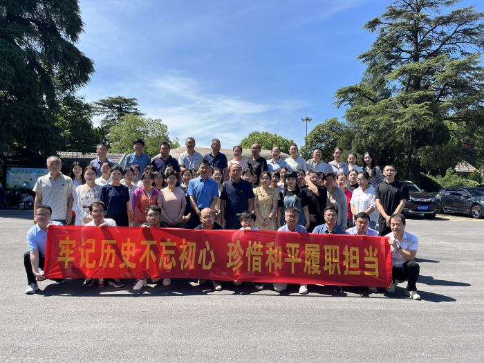 ѧУ��֯��Ա����ͨ���˿ӽ����ݲι�ѧϰ