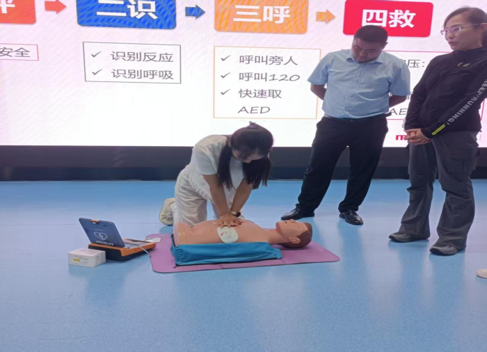 ������У�ɹ��ٰ�У԰AED�豸ʹ����ѵ ����ʦ��������ȫ����